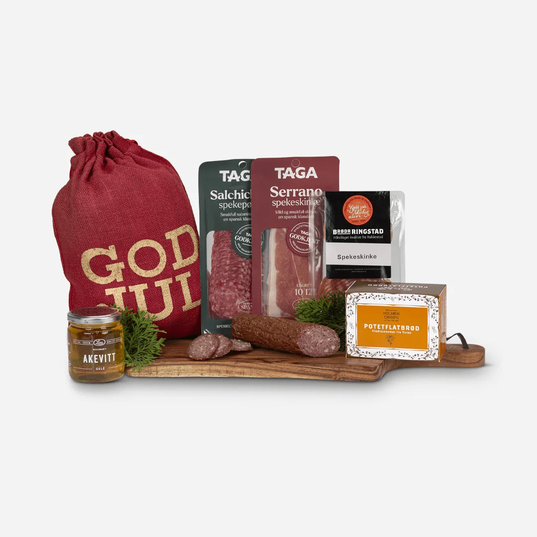 Spekefjøla Bilde av spekefjøl med spekeskinke, potetflatbrød, akevitt og mer.